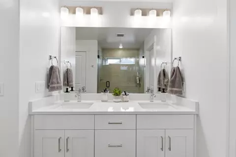 Bath - 983 E Malibu Dr, Washington, UT 84780 photo 2 of 4