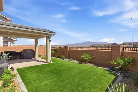 Exterior - 983 E Malibu Dr, Washington, UT 84780 photo 3 of 5