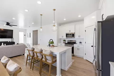 Kitchen - 983 E Malibu Dr, Washington, UT 84780 photo 1 of 2