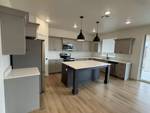 Kitchen - 1186 E Marlowe Way, Washington, UT 84780 photo 2 of 4