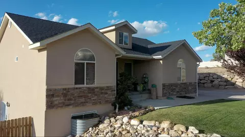 Exterior - 1797 E Sunset Rd, Cedar City, UT 84721 photo 3 of 13