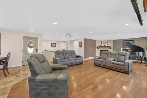 Living - 563 E 350 N, Bountiful, UT 84010 photo 1 of 2