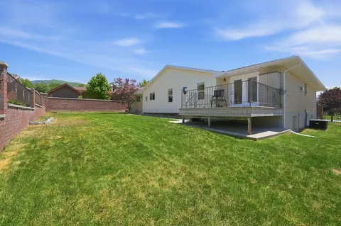 Exterior - 563 E 350 N, Bountiful, UT 84010 photo 4 of 5