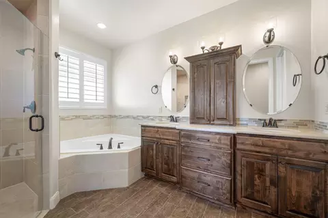 Bath - 956 E Roadrunner Dr, Washington, UT 84780 photo 1 of 4