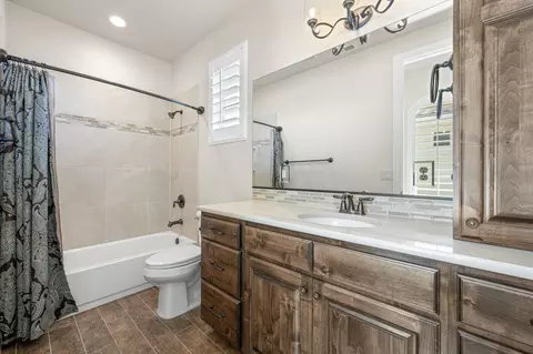 Bath - 956 E Roadrunner Dr, Washington, UT 84780 photo 4 of 4