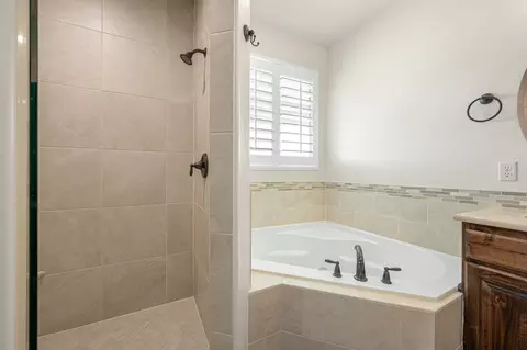 Bath - 956 E Roadrunner Dr, Washington, UT 84780 photo 2 of 4