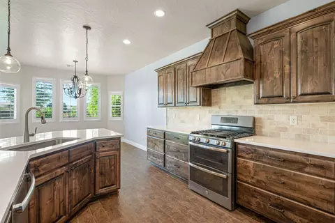 Kitchen - 956 E Roadrunner Dr, Washington, UT 84780 photo 3 of 4