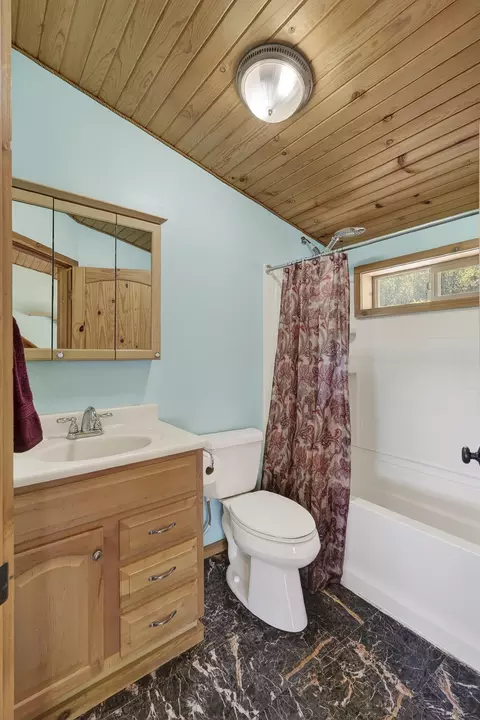 Bath - 438 W Eagles Roost St, Brian Head, UT 84719 photo 7 of 9