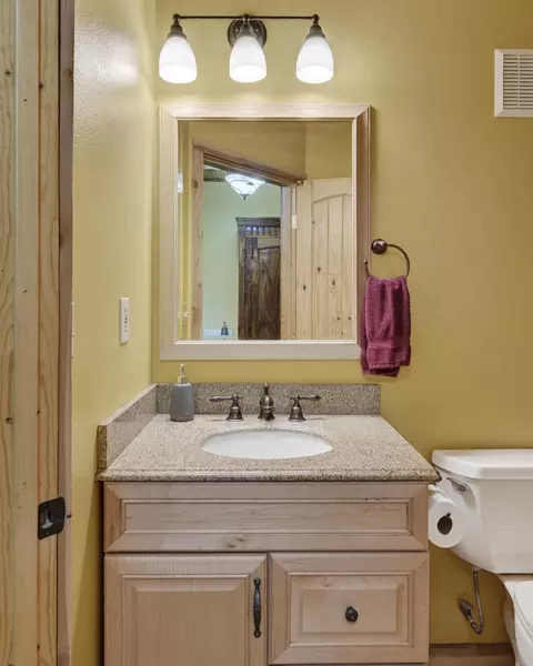 Bath - 438 W Eagles Roost St, Brian Head, UT 84719 photo 2 of 9