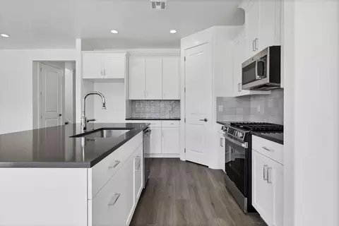 Kitchen - 1356 N Rustico Dr, Washington, UT 84780 photo 3 of 5