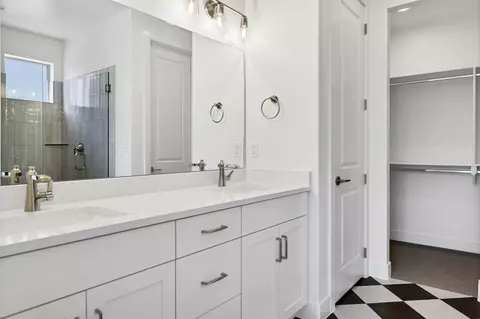 Bath - 1356 N Rustico Dr, Washington, UT 84780 photo 2 of 5