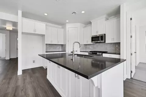 Kitchen - 1356 N Rustico Dr, Washington, UT 84780 photo 2 of 5