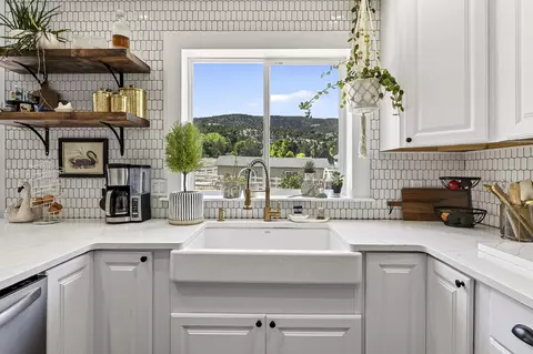 Kitchen - 865 W Old Highway 91, Parowan, UT 84761 photo 2 of 4