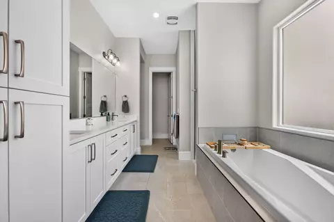 Bath - 4044 S 490 E, Washington, UT 84780 photo 1 of 5