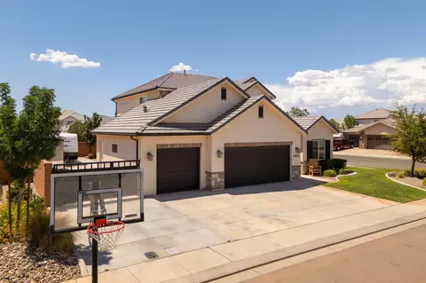 Exterior - 4044 S 490 E, Washington, UT 84780 photo 3 of 6