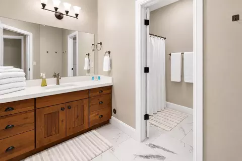 Bath - 407 E 950 N, Richfield, UT 84701 photo 6 of 9