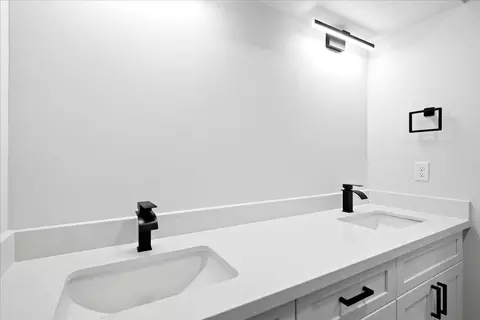 Bath - 460 E 400 N, Payson, UT 84651 photo 1 of 4