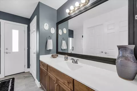 Bath - 1095 E 3685 S, Washington, UT 84780 photo 1 of 4