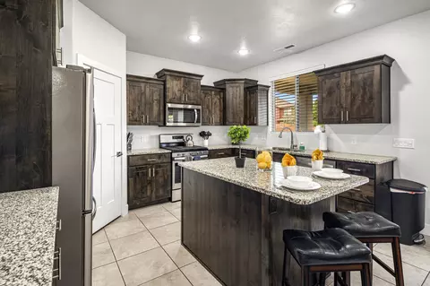 Kitchen - 379 N Puerta Dr, Washington, UT 84780 photo 2 of 4