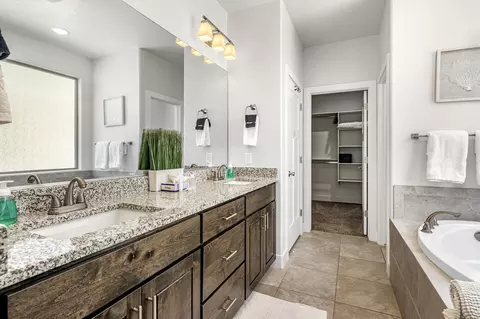 Bath - 379 N Puerta Dr, Washington, UT 84780 photo 2 of 6