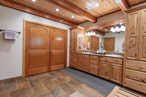 Bath - 401 N Aoki Michi Rd, Brian Head, UT 84719 photo 4 of 6