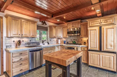 Kitchen - 401 N Aoki Michi Rd, Brian Head, UT 84719 photo 2 of 3