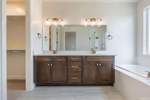 Bath - 1323 E Andromeda St, Washington, UT 84780 photo 2 of 3