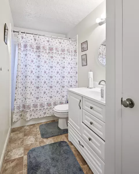 Bath - 487 Pinecone Dr, Cedar City, UT 84720 photo 1 of 2