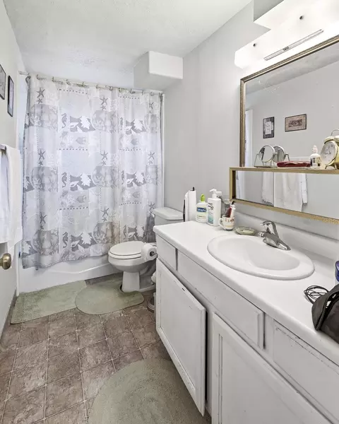 Bath - 487 Pinecone Dr, Cedar City, UT 84720 photo 2 of 2