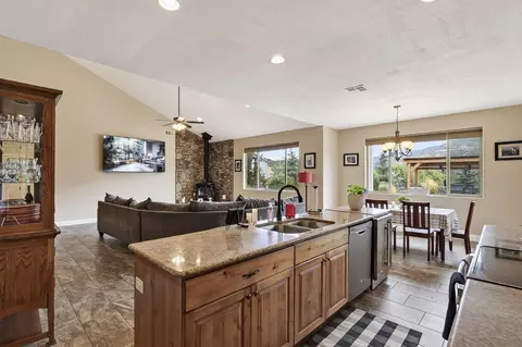 Kitchen - 2085 S Eagle Ridge Lp Lp, Cedar City, UT 84720 photo 2 of 5