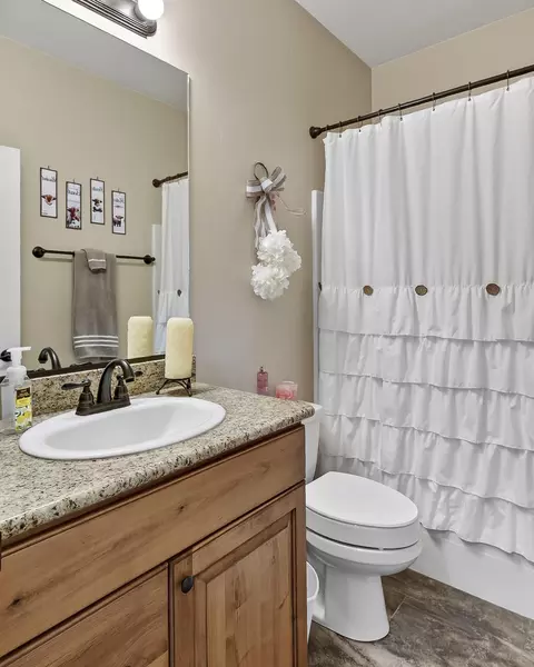Bath - 2085 S Eagle Ridge Lp Lp, Cedar City, UT 84720 photo 1 of 3