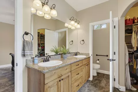 Bath - 2085 S Eagle Ridge Lp Lp, Cedar City, UT 84720 photo 2 of 3