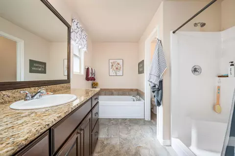 Bath - 16 E Sunset Ridge Dr, Hurricane, UT 84737 photo 1 of 3