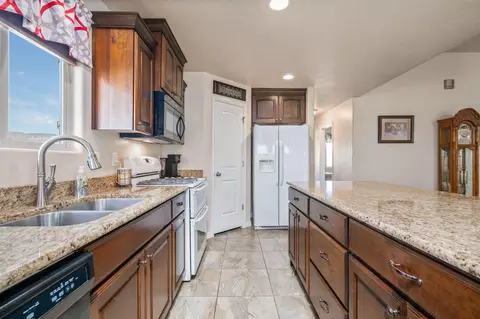 Kitchen - 16 E Sunset Ridge Dr, Hurricane, UT 84737 photo 4 of 4