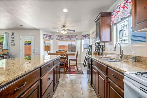 Kitchen - 16 E Sunset Ridge Dr, Hurricane, UT 84737 photo 2 of 4