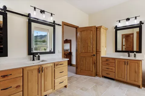 Bath - 963 E 800 N, New Harmony, UT 84757 photo 4 of 10