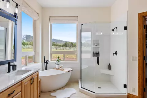 Bath - 963 E 800 N, New Harmony, UT 84757 photo 2 of 10