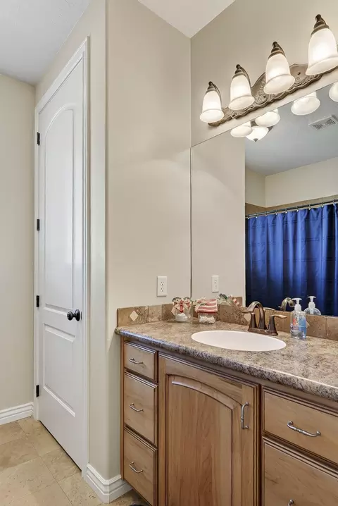 Bath - 227 E 100 S, Paragonah, UT 84760 photo 4 of 8