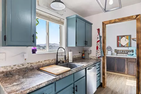 Kitchen - 464 S 150 E, Enterprise, UT 84725 photo 2 of 4