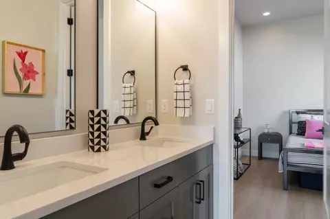 Bath - 16 N Tabletop St, Washington, UT 84780 photo 1 of 5