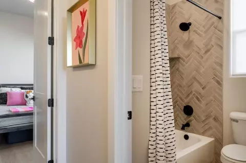 Bath - 16 N Tabletop St, Washington, UT 84780 photo 2 of 5