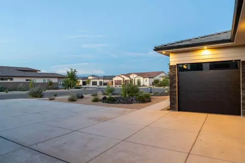 Exterior - 16 N Tabletop St, Washington, UT 84780 photo 9 of 10