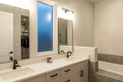 Bath - 16 N Tabletop St, Washington, UT 84780 photo 4 of 5