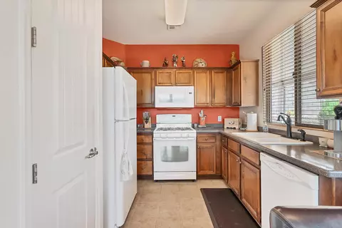 Kitchen - 562 N West Ledge Pkwy E, Washington, UT 84780 photo 2 of 4