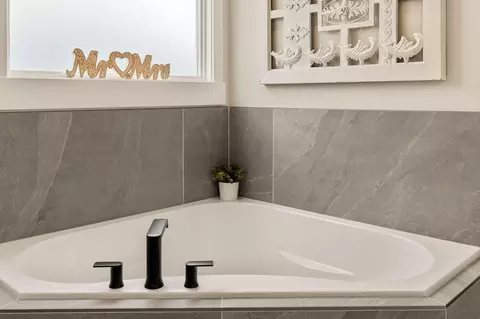 Bath - 2952 E Yavin Way, Saint George, UT 84790 photo 4 of 4