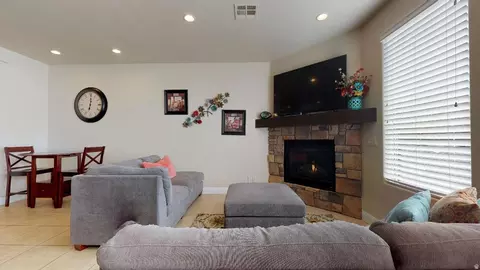 Living - 4184 E Torrey Pines Dr, Washington, UT 84780 photo 2 of 5