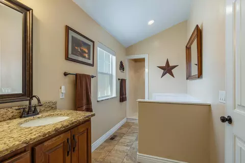 Bath - 522 S 200 East St, Enterprise, UT 84725 photo 1 of 3