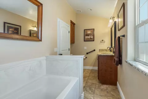 Bath - 522 S 200 East St, Enterprise, UT 84725 photo 2 of 3