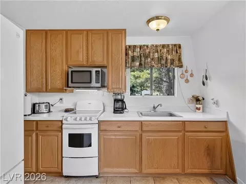 Kitchen - 651 E Aspen Meadow Dr, Hatch, UT 84735 photo 1 of 3