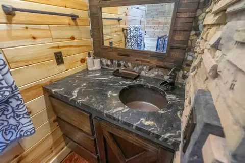 Bath - 2450 E Oak Tree Dr, Virgin, UT 84779 photo 2 of 6